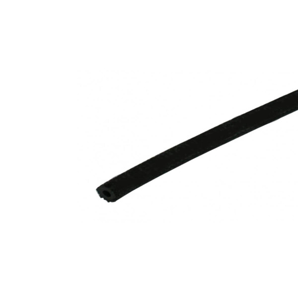 Ein schwarzer Kraftstoffschlauch / Benzinschlauch wird diagonal nach Links dargestellt