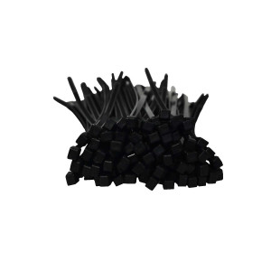Kabelbinder in der Farbe schwarz und im hunderter Bündel werden nach vorne liegend dargestellt