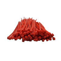 Hundert rote Kabelbinder im Bündel und in verschiedenen Längen werden dargestellt nach vorne liegend
