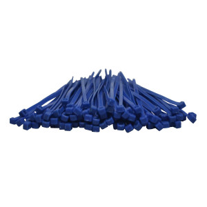 Blaue Kabelbinder im hunderter Bündel werden nach vorne liegend dargestellt