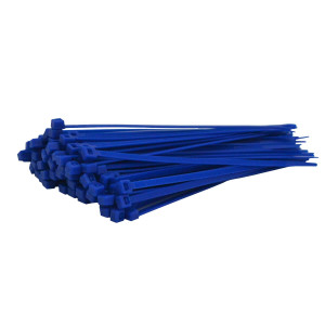 Blaue Kabelbinder im hunderter Bündel sind in der Darstellung nach links liegend