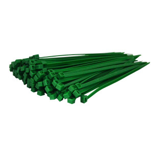 Grüne Kabelbinder im hunderter Bündel sind nach links liegend dargestellt