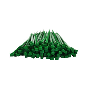 Kabelbinder in der Farbe grün liegen im hunderter Bündel nach vorne
