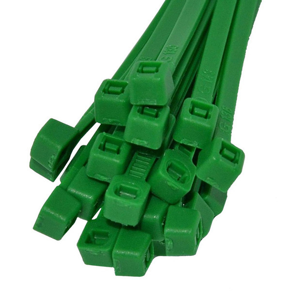 Hundert grüne Kabelbinder im Bündel werden stehend dargestellt