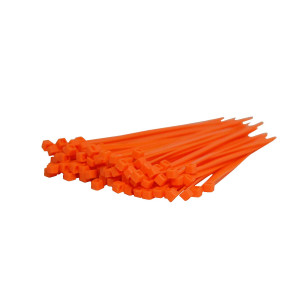 Hundert Kabelbinder im Bündel und in der Farbe orange werden nach links liegend dargestellt