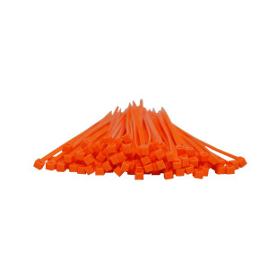 Orangene Kabelbinder in einem hunderter Bündel werden nach vorne liegend dargestellt