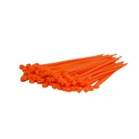 Hundert Kabelbinder im Bündel und in der Farbe orange werden nach links liegend dargestellt