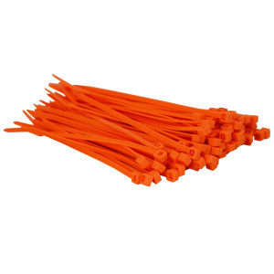 Hundert orange Kabelbinder im Bündel sind nach rechts liegend dargestellt
