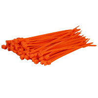 Hundert Kabelbinder im Bündel und in der Farbe orange werden nach links liegend dargestellt