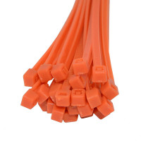 Hundert orangene Kabelbinder werden stehend dargestellt
