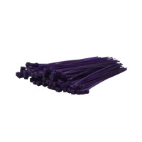 Violette Kabelbinder im hunderter Bündel sind nach links liegend dargestellt