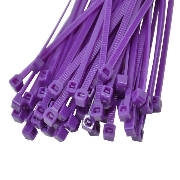 Hundert violette Kabelbinder werden stehend dargestellt