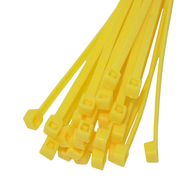 Hundert gelbe Kabelbinder im Bündel sind stehend dargestellt