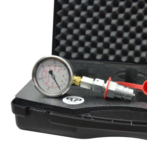Hydraulick Tester mit 250 bar Glyzerin Manometer zusammen geschraubt mit einer MAVE-DKO-L12 R1/4 einem SVK Stecker und Rotem Staubschutz offen mit Blick Aus SVK Stecker im Koffer