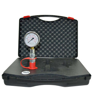 Hydraulick Tester mit 250 bar Glyzerin Manometer zusammen geschraubt mit einer MAVE-DKO-L12 R1/4 einem SVK Stecker und Rotem Staubschutz Liegend im koffer Detailaufnahme