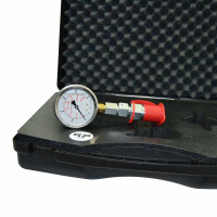Hydraulick Tester mit 250 bar Glyzerin Manometer zusammen geschraubt mit einer MAVE-DKO-L12 R1/4 einem SVK Stecker und Rotem Staubschutz Seitlich liegend im Koffer