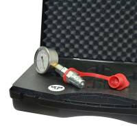 Hydraulick Tester mit 250 bar Glyzerin Manometer zusammen geschraubt mit einer MAVE-DKO-L12 R1/4 einem SVK Stecker und Rotem Staubschutz stehend im Koffer