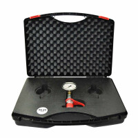 Hydraulick Tester mit 250 bar Glyzerin Manometer zusammen geschraubt mit einer MAVE-DKO-L12 R1/4 einem SVK Stecker und Rotem Staubschutz liegend im Koffer