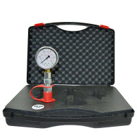 Hydraulick Tester mit 250 bar Glyzerin Manometer zusammen geschraubt mit einer MAVE-DKO-L12 R1/4 einem SVK Stecker und Rotem Staubschutz Liegend im koffer Detailaufnahme