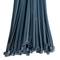 Blaue detektierbare Kabelbinder mit Eisenoxid Anteil werden mit dem Verschluss nach unten gezeigt
