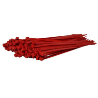 Rote Kabelbinder im hunderter Bündel in der Darstellung nach links liegend