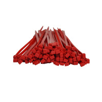 Hundert rote Kabelbinder im Bündel und in verschiedenen Längen werden dargestellt nach vorne liegend