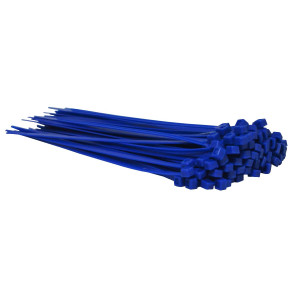 Blaue Kabelbinder werden im hunderter Bündel mach rechts liegend dargestellt