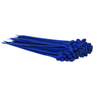 Blaue Kabelbinder werden im hunderter Bündel mach rechts liegend dargestellt