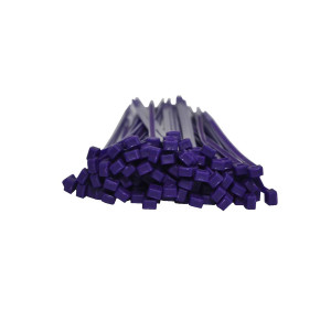 Kabelbinder in der Farbe Violette sind im hunderter Bündel nach vorne liegend dargestellt