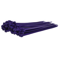 Violette Kabelbinder im hunderter Bündel sind nach links liegend dargestellt