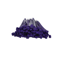 Kabelbinder in der Farbe Violette sind im hunderter Bündel nach vorne liegend dargestellt