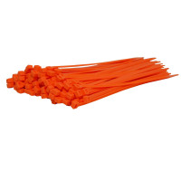 Hundert Kabelbinder im Bündel und in der Farbe orange werden nach links liegend dargestellt