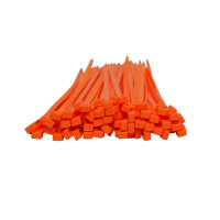 Orangene Kabelbinder in einem hunderter Bündel werden nach vorne liegend dargestellt